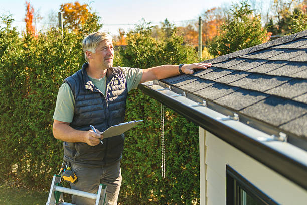 Professional Roof Repair technician working in Glen Ellyn, IL